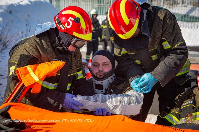 Пожарные и спасатели столицы повышают профессиональный уровень оказания помощи пострадавшим в ДТП